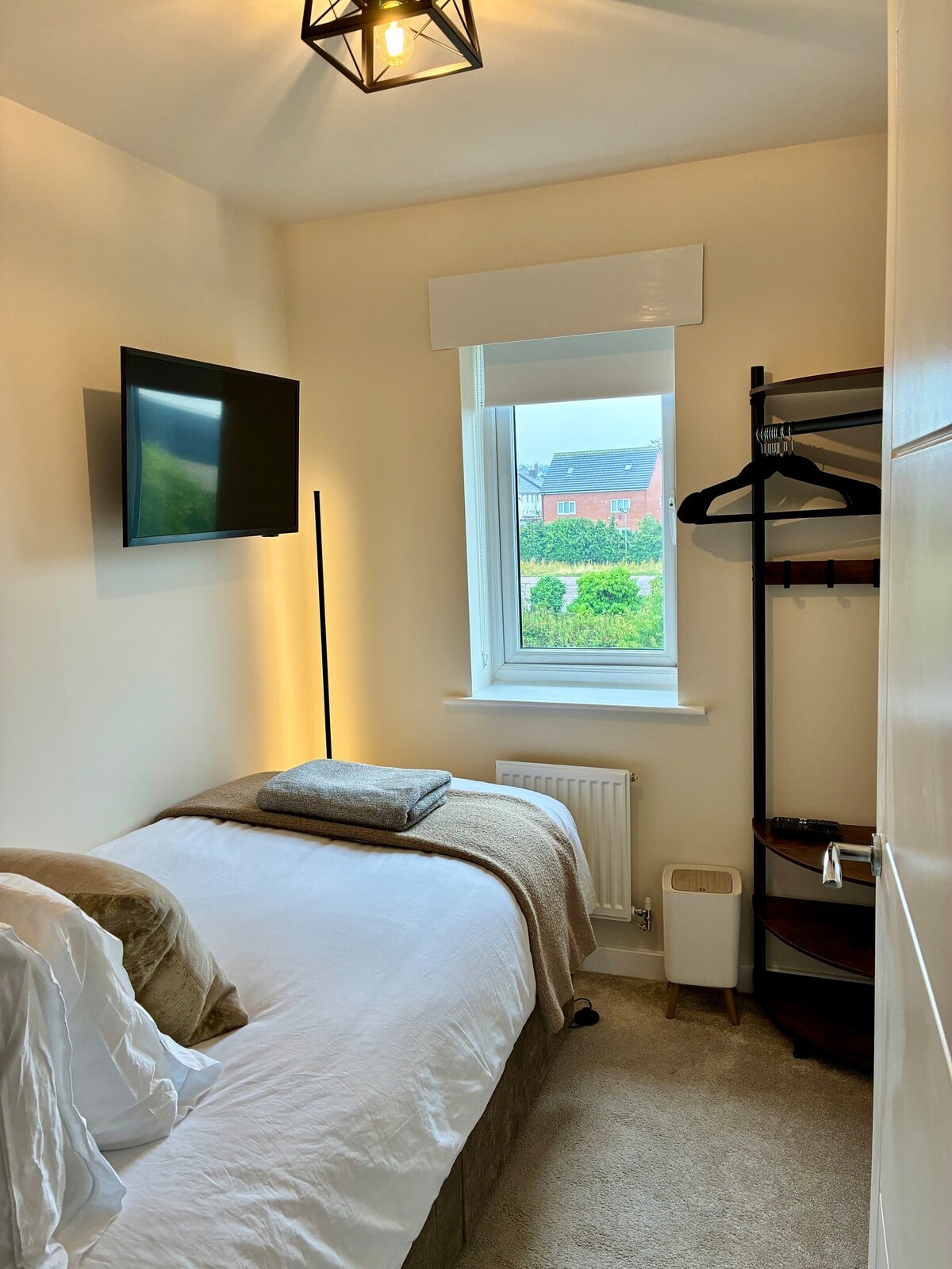 Bedroom 3 single room with Smart TV at Fairwater House