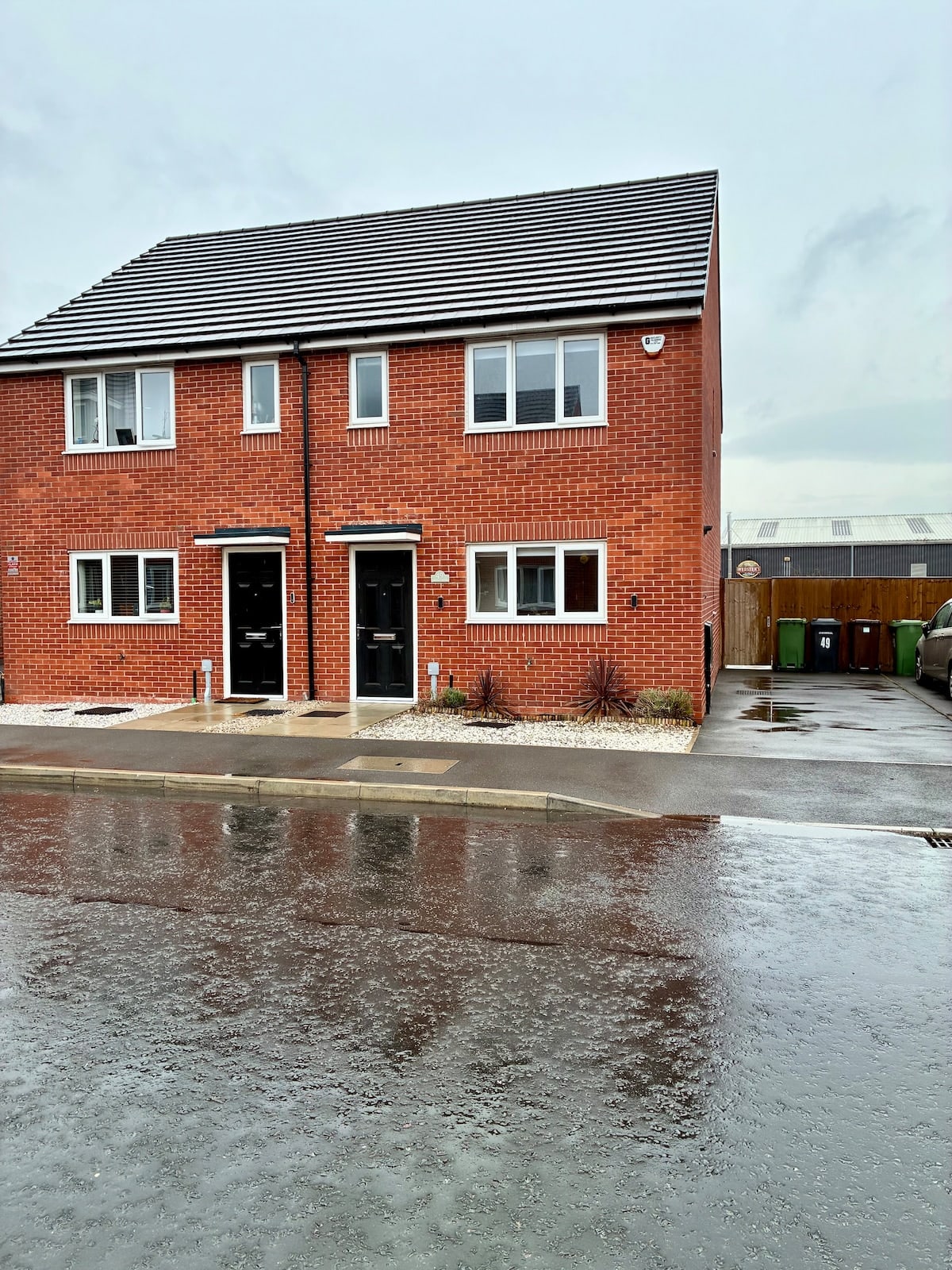 Fairwater House exterior, contractor accommodation in Birkenhead with driveway parking
