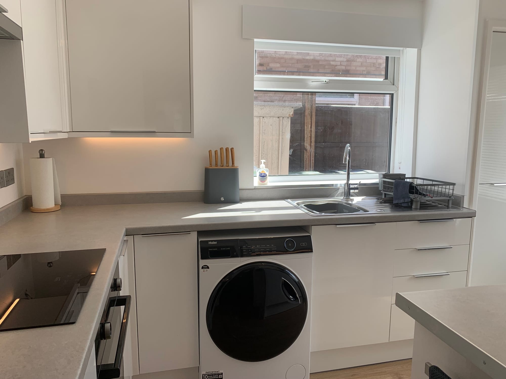 Kingfisher Nest kitchen with washing machine