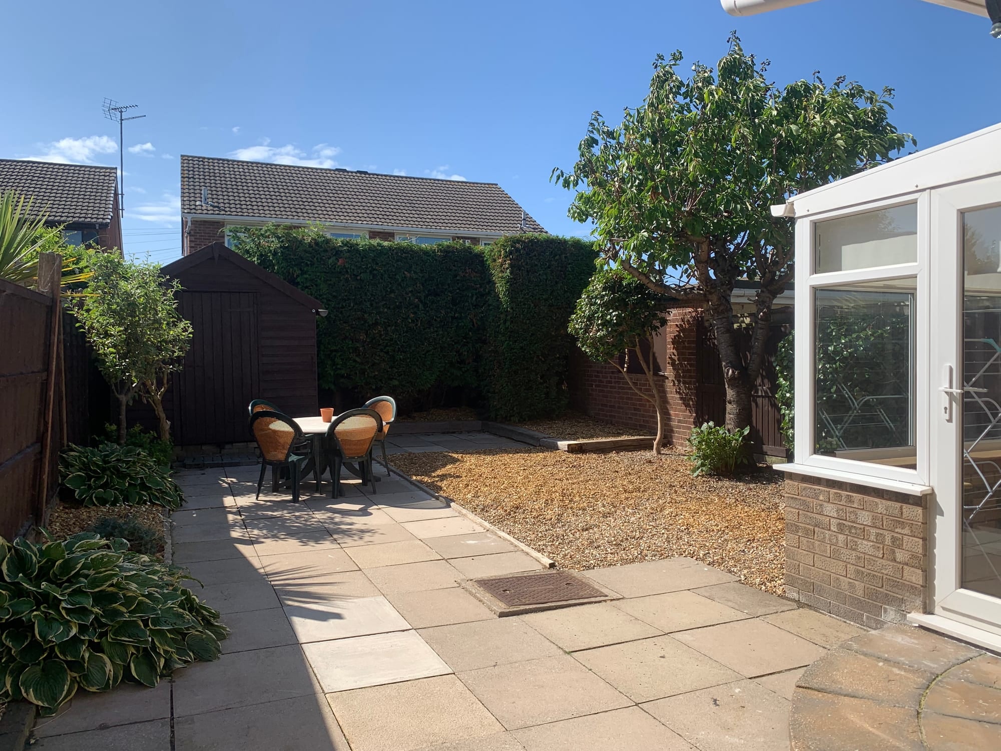 Kingfisher Nest garden and patio area
