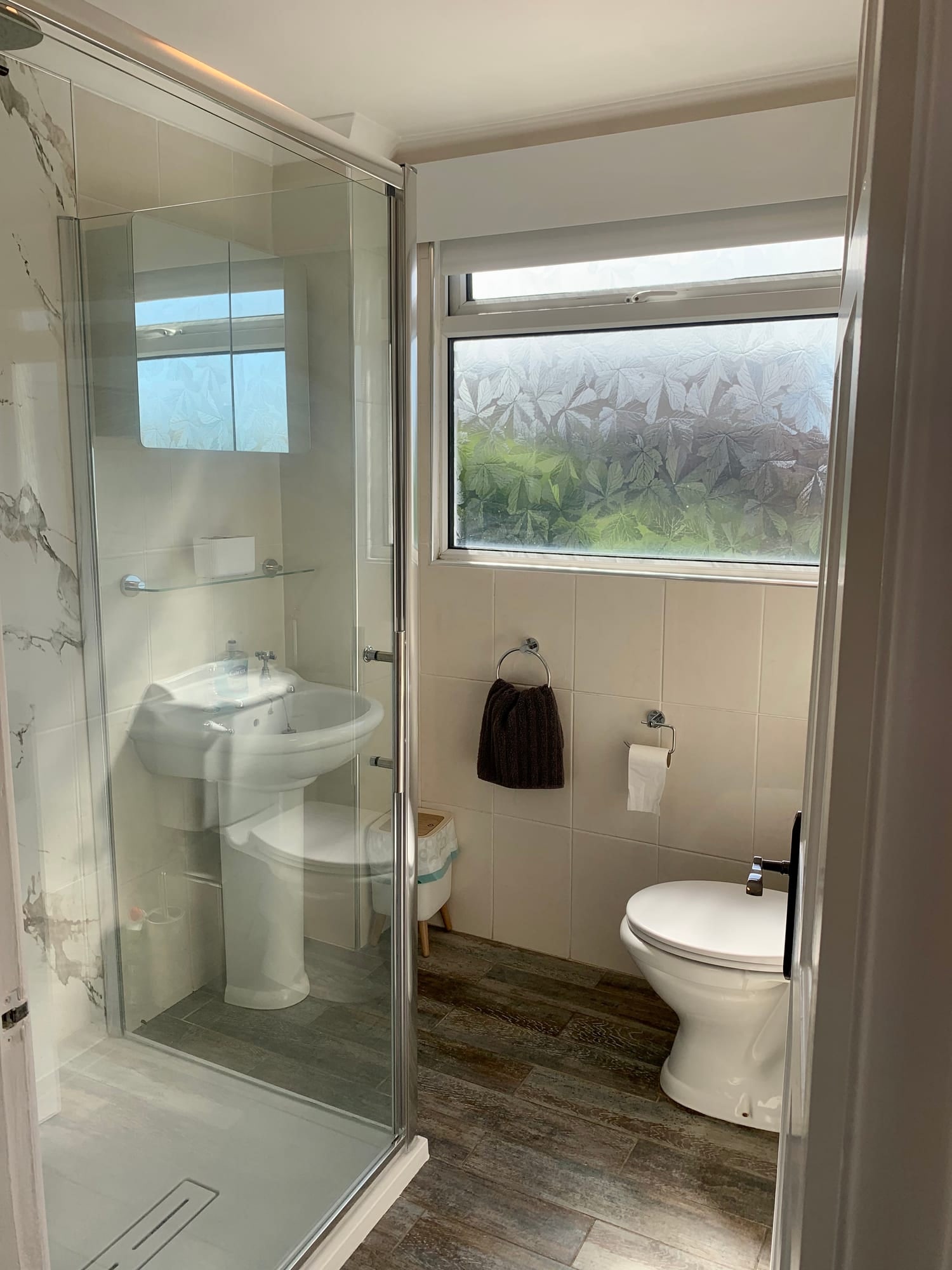 Modern bathroom with shower at Kingfisher Nest, Moreton