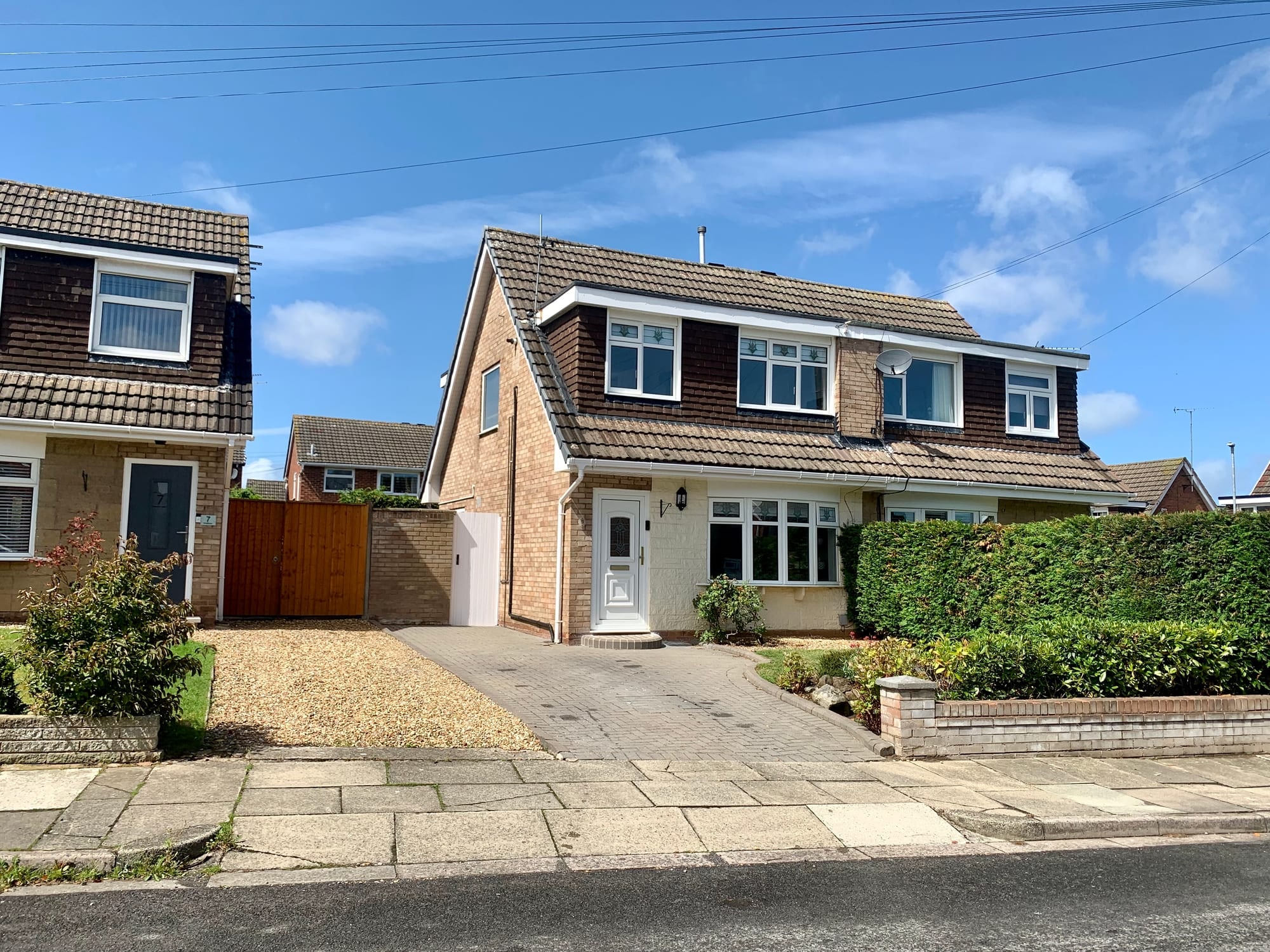 Kingfisher Nest exterior with driveway in Saughall Massie